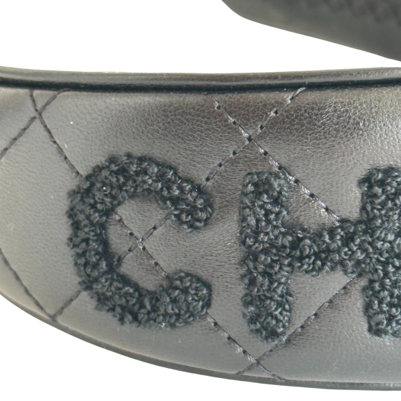 Chanel Headband Black
Leather Quilted Headband
Box Included
Chanel Print Across Top
Textured Chanel Print