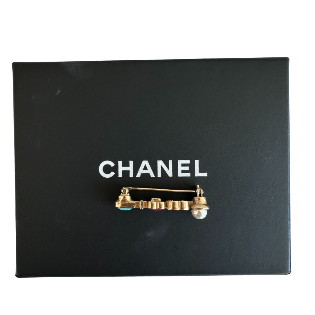 Chanel Pearl Heart Brooch 
Pearl 
Red Heart
Chanel CC Logo
Gold-Toned