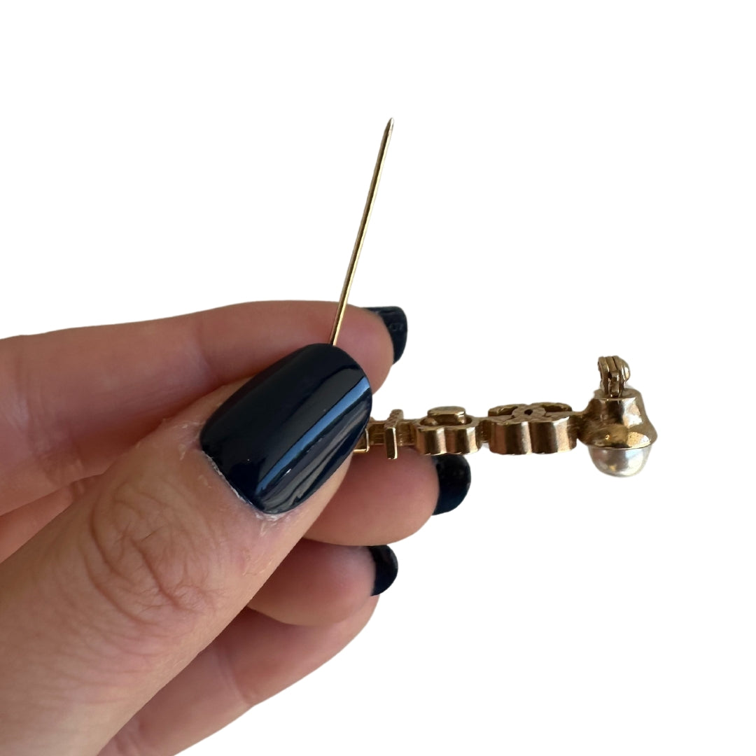 Chanel Pearl Heart Brooch 
Pearl 
Red Heart
Chanel CC Logo
Gold-Toned