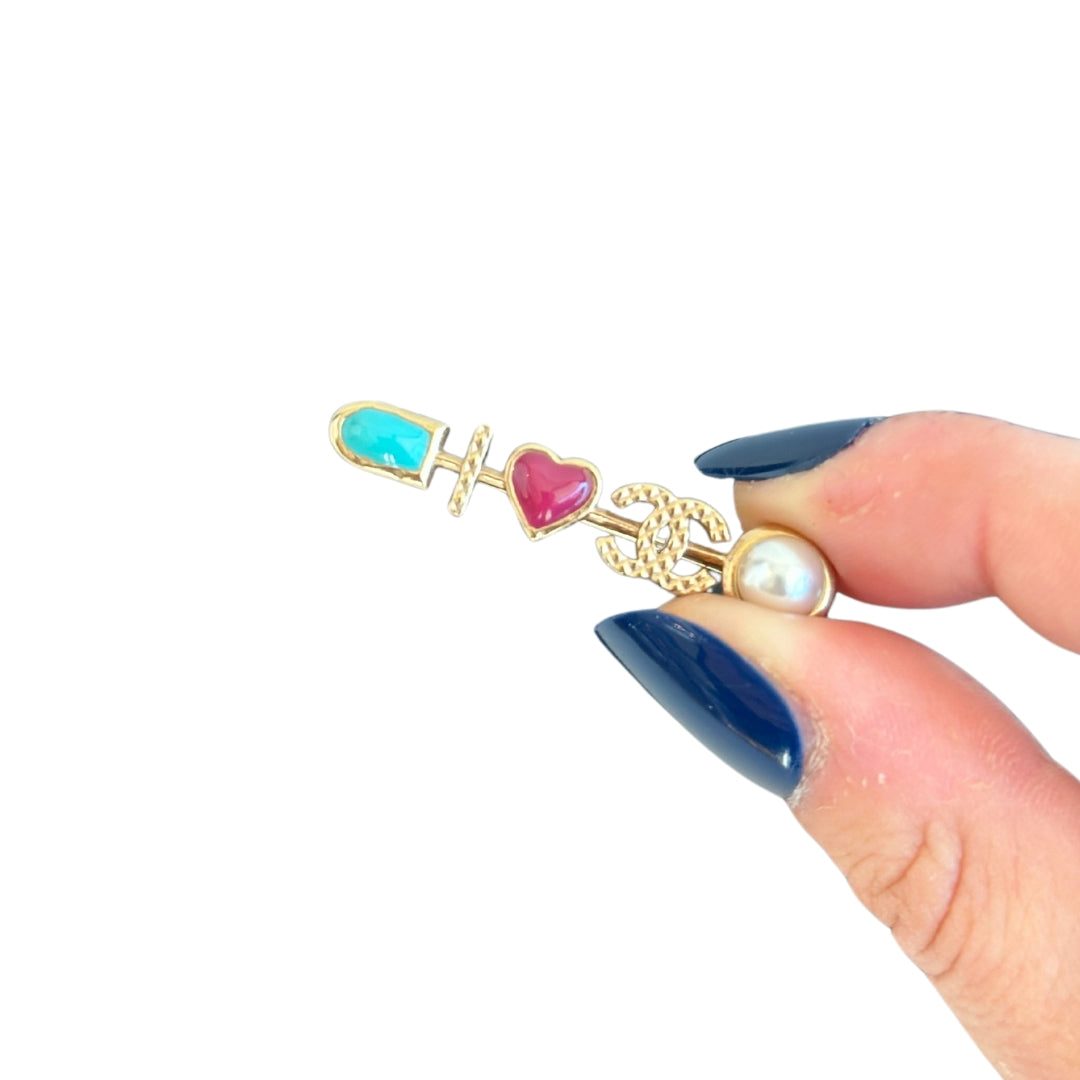 Chanel Pearl Heart Brooch 
Pearl 
Red Heart
Chanel CC Logo
Gold-Toned