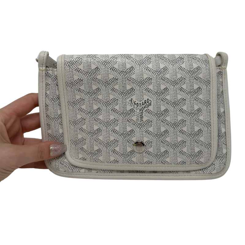 Goyard Plummet Clutch White Printed Goyardine Silver-Toned Hardware Single Shoulder Strap Single Exterior Pocket Canvas Lining Snap Closure at Front Zip Pocket in Interior Two Interior Card Pockets