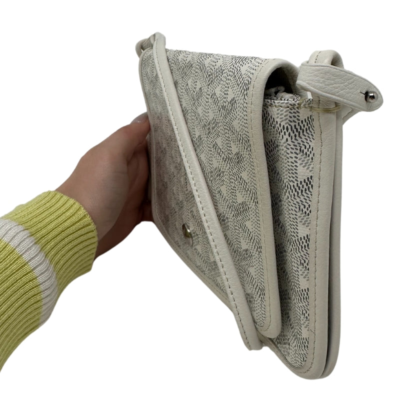 Goyard Plummet Clutch White Printed Goyardine Silver-Toned Hardware Single Shoulder Strap Single Exterior Pocket Canvas Lining Snap Closure at Front Zip Pocket in Interior Two Interior Card Pockets