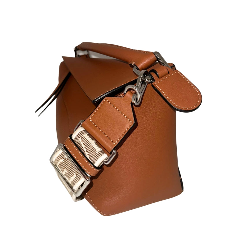 <p>Loewe Puzzle Bag</p> <p>Neutral Leather</p> <p>Silver Toned Hardware  </p> <p>Canvas Lining </p> <p>Zip Closure at Top</p> <p>Top Handle </p> <p>Adjustable Strap </p> <p>Back On Back </p>