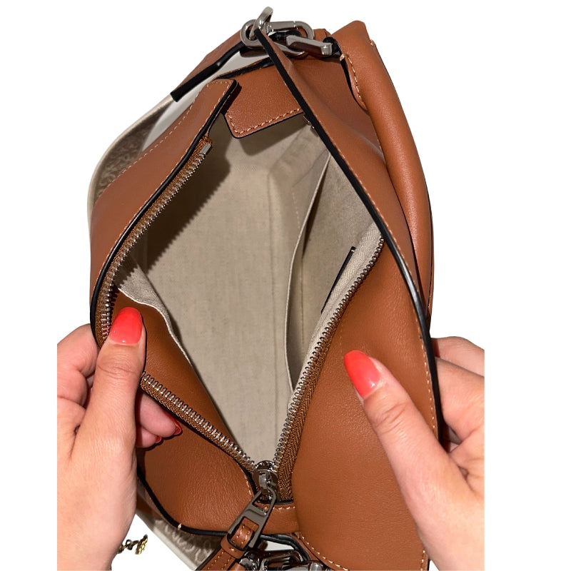 <p>Loewe Puzzle Bag</p> <p>Neutral Leather</p> <p>Silver Toned Hardware  </p> <p>Canvas Lining </p> <p>Zip Closure at Top</p> <p>Top Handle </p> <p>Adjustable Strap </p> <p>Back On Back </p>