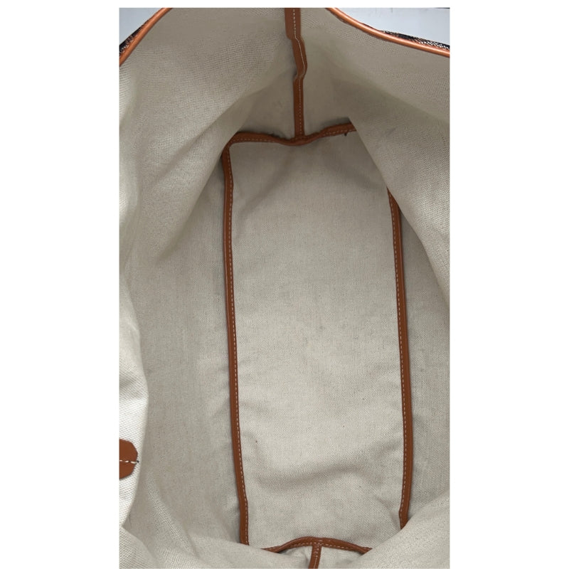 Interior View: Canvas Lining. Interior Pochette.