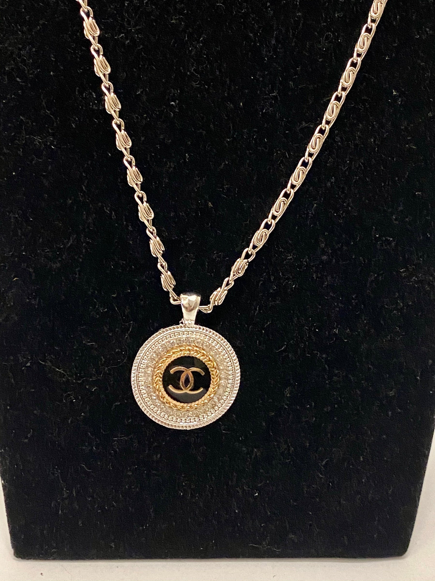designerbuttonnecklace
