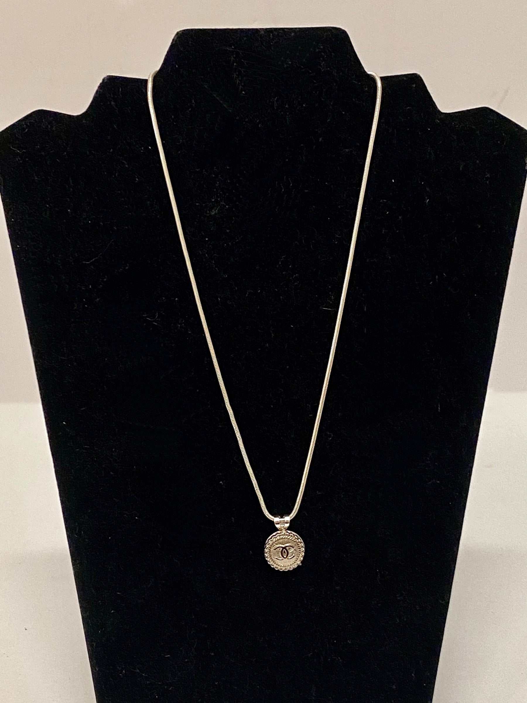 designerbuttonnecklace