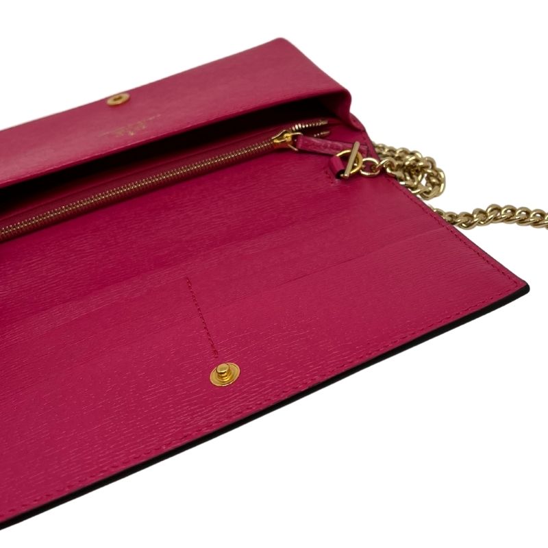 Gucci x Ken Scott Floral Wallet on Chain. Gold tone hardware with chain link strap and horsebit accent. New condition