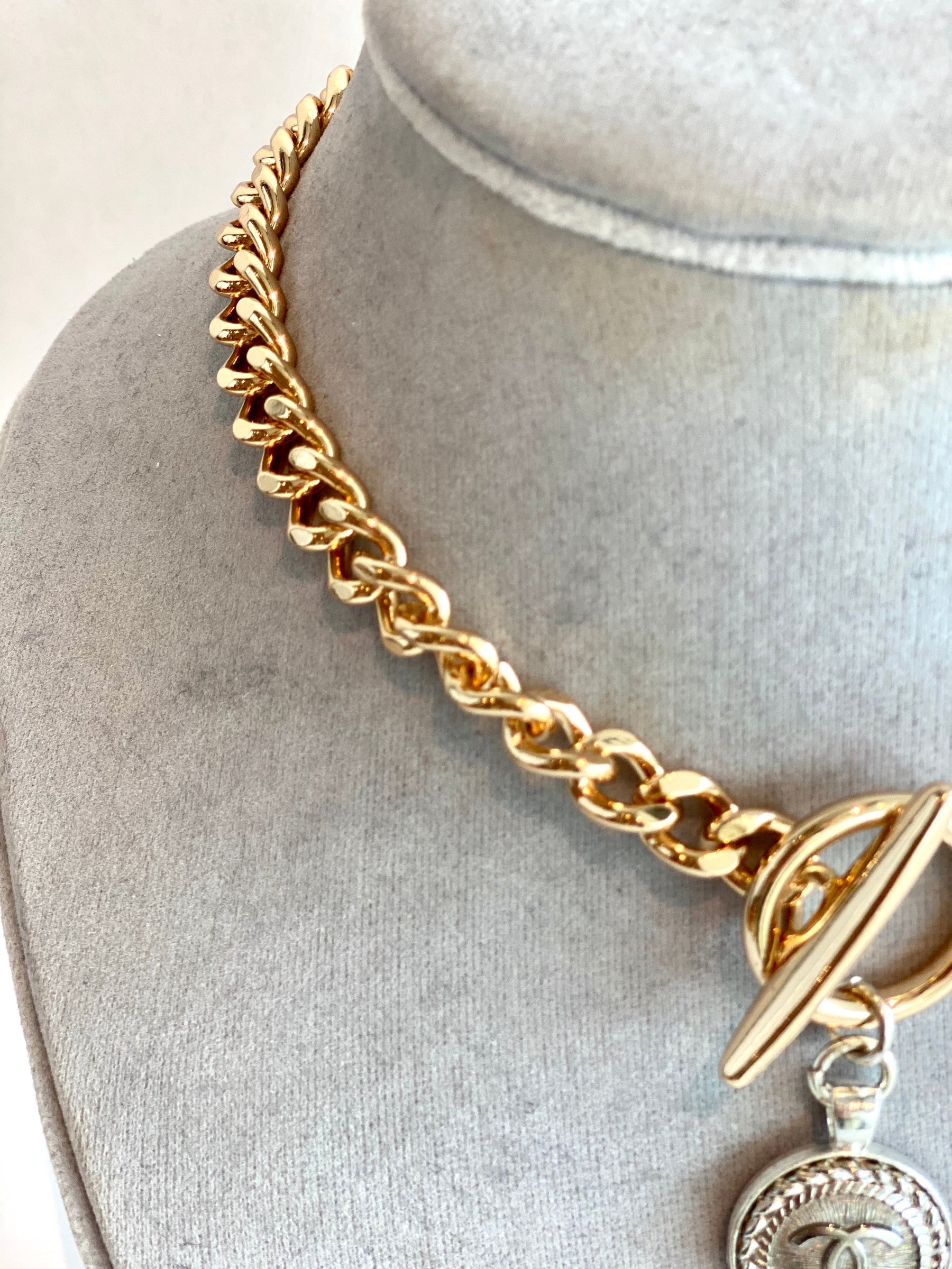 goldchainsilverbutton