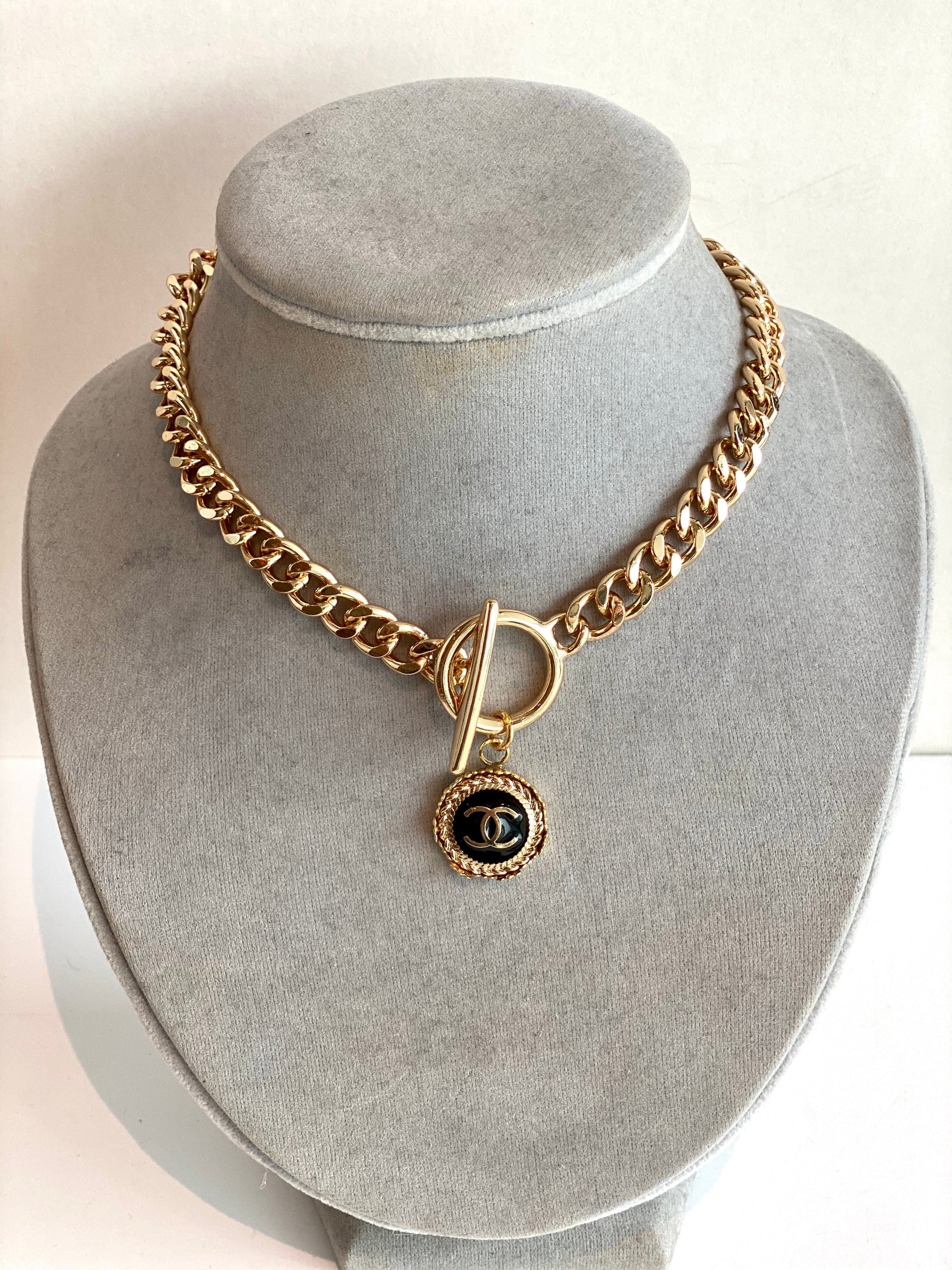 goldchainblackbutton