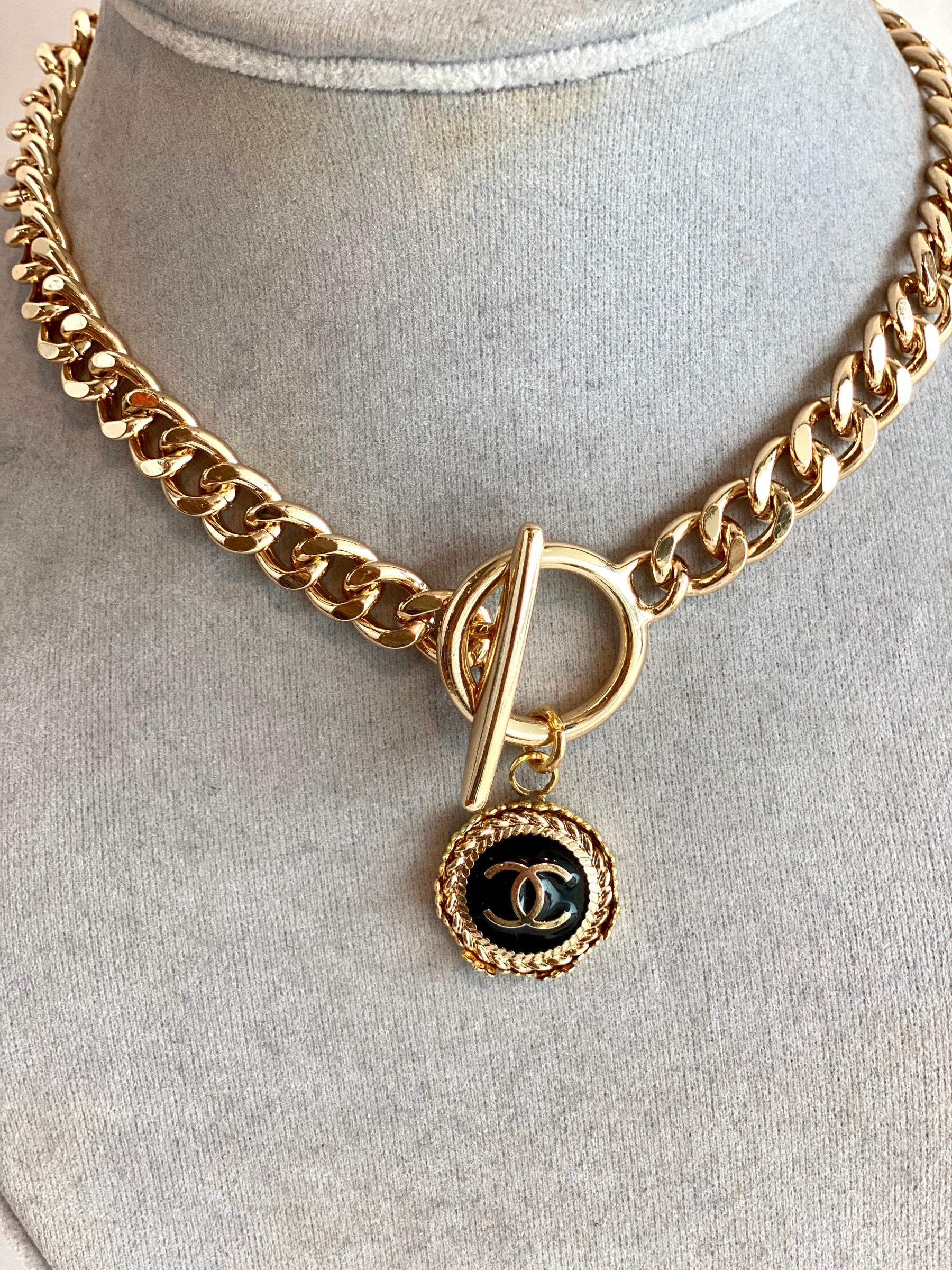 goldchainblackbutton