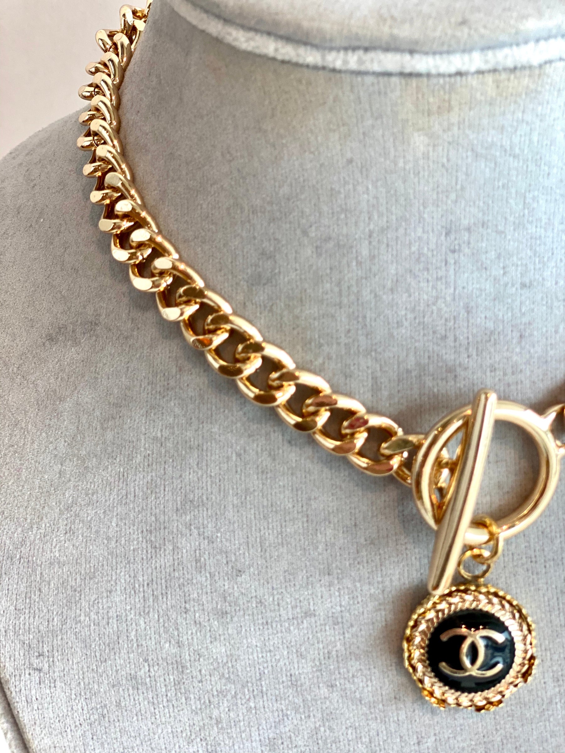 goldchainblackbutton
