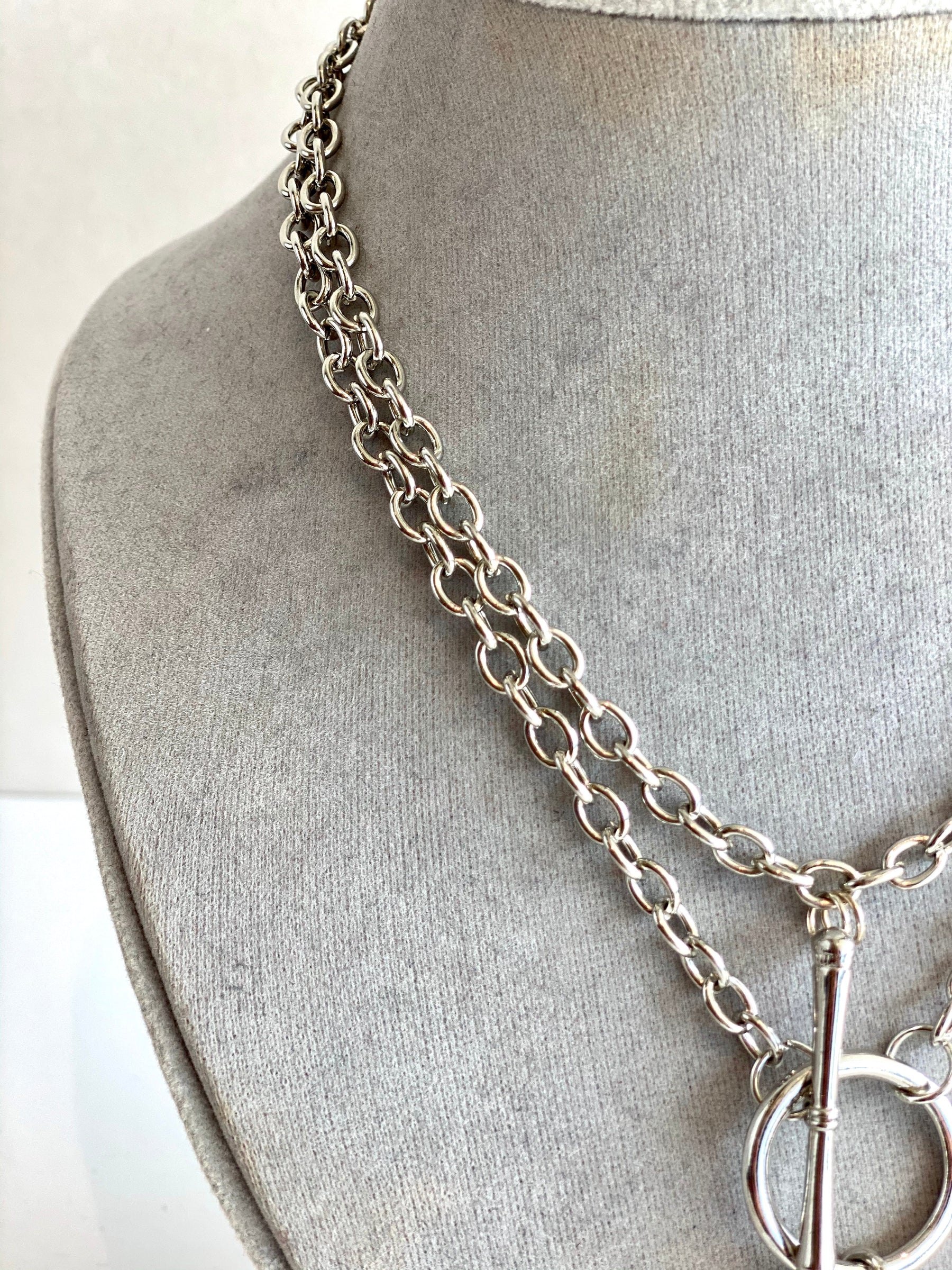 silverchainsilverbutton