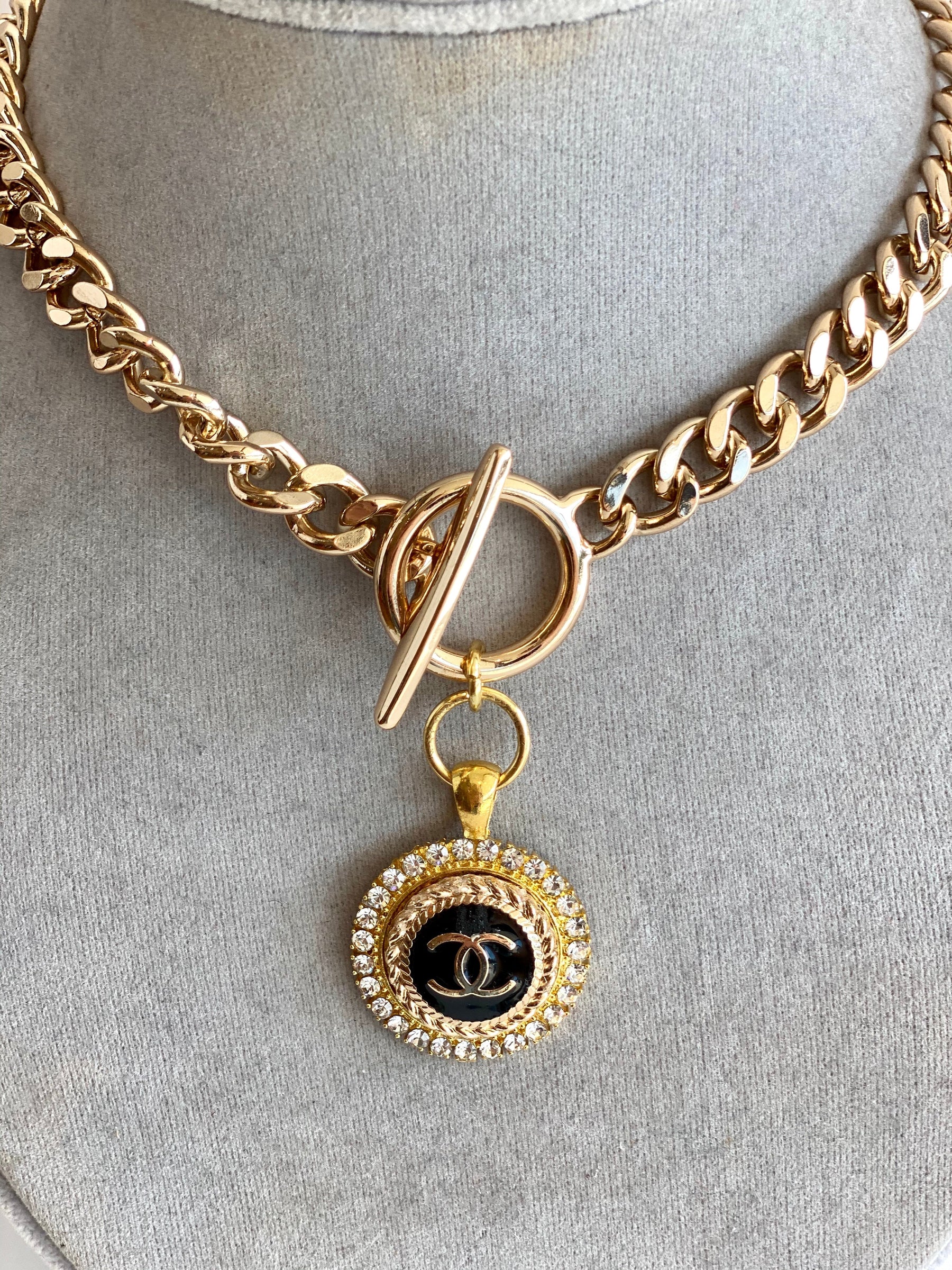 goldchaingoldblackbutton