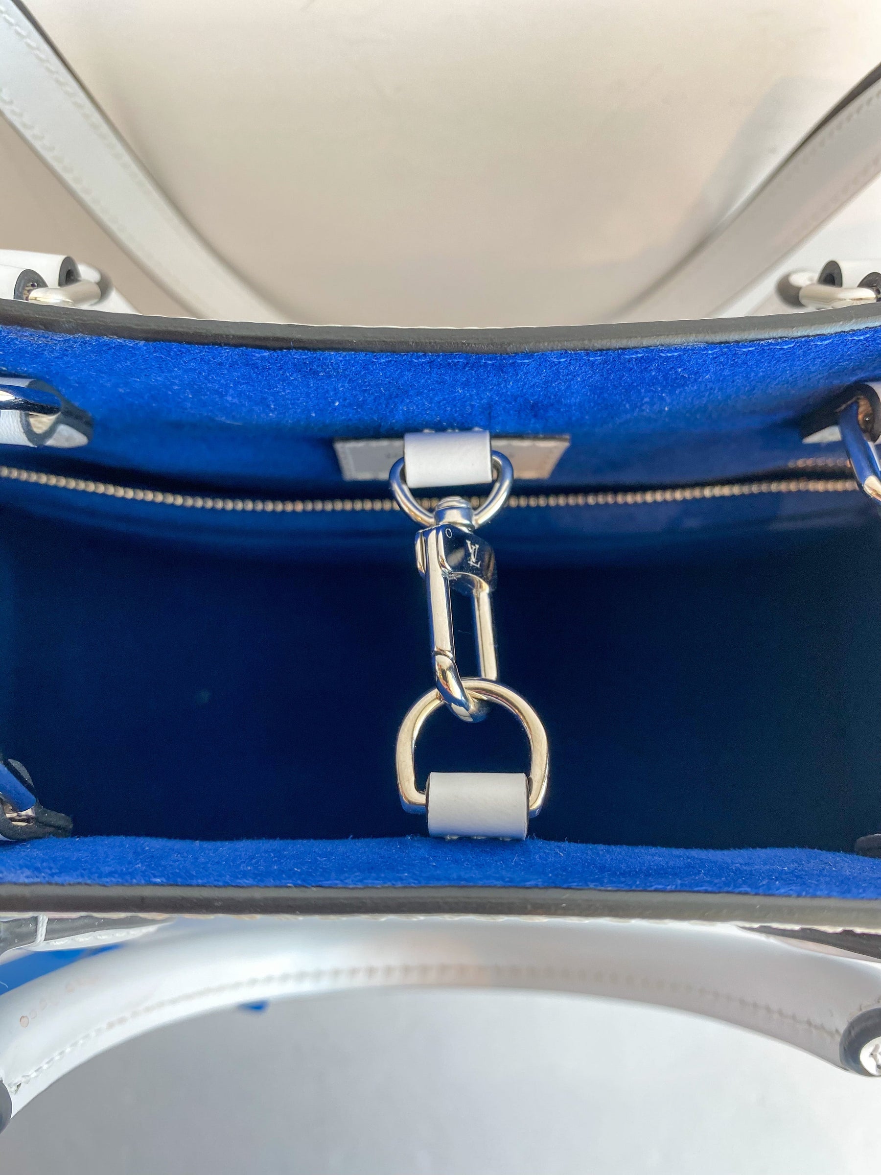 Louis Vuitton Onthego MM Epi Leather White Tote Bag Blue Interior
