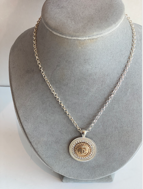 chanelbuttongoldnecklace
