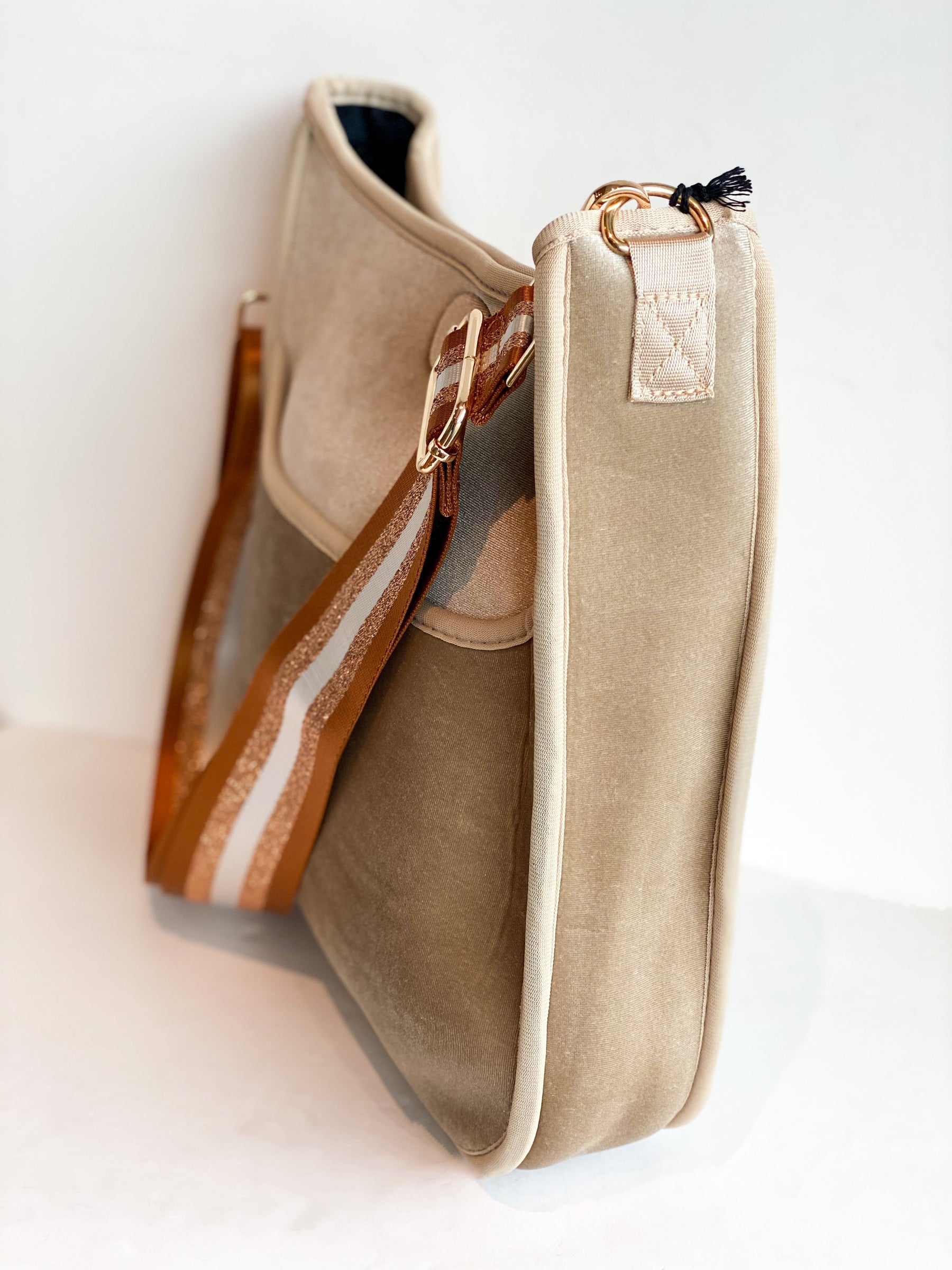 Ahdorned large messenger bag velour gold - side