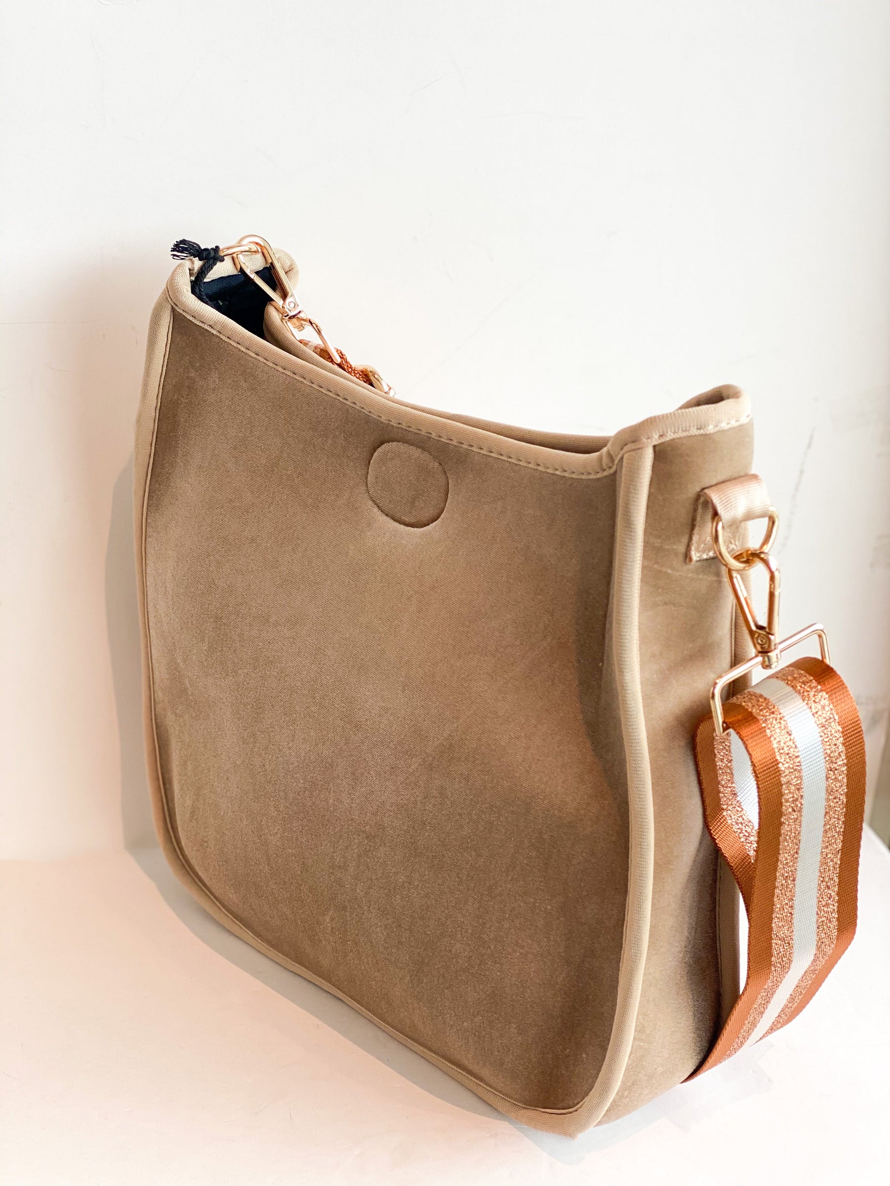 Ahdorned large messenger bag velour gold - side