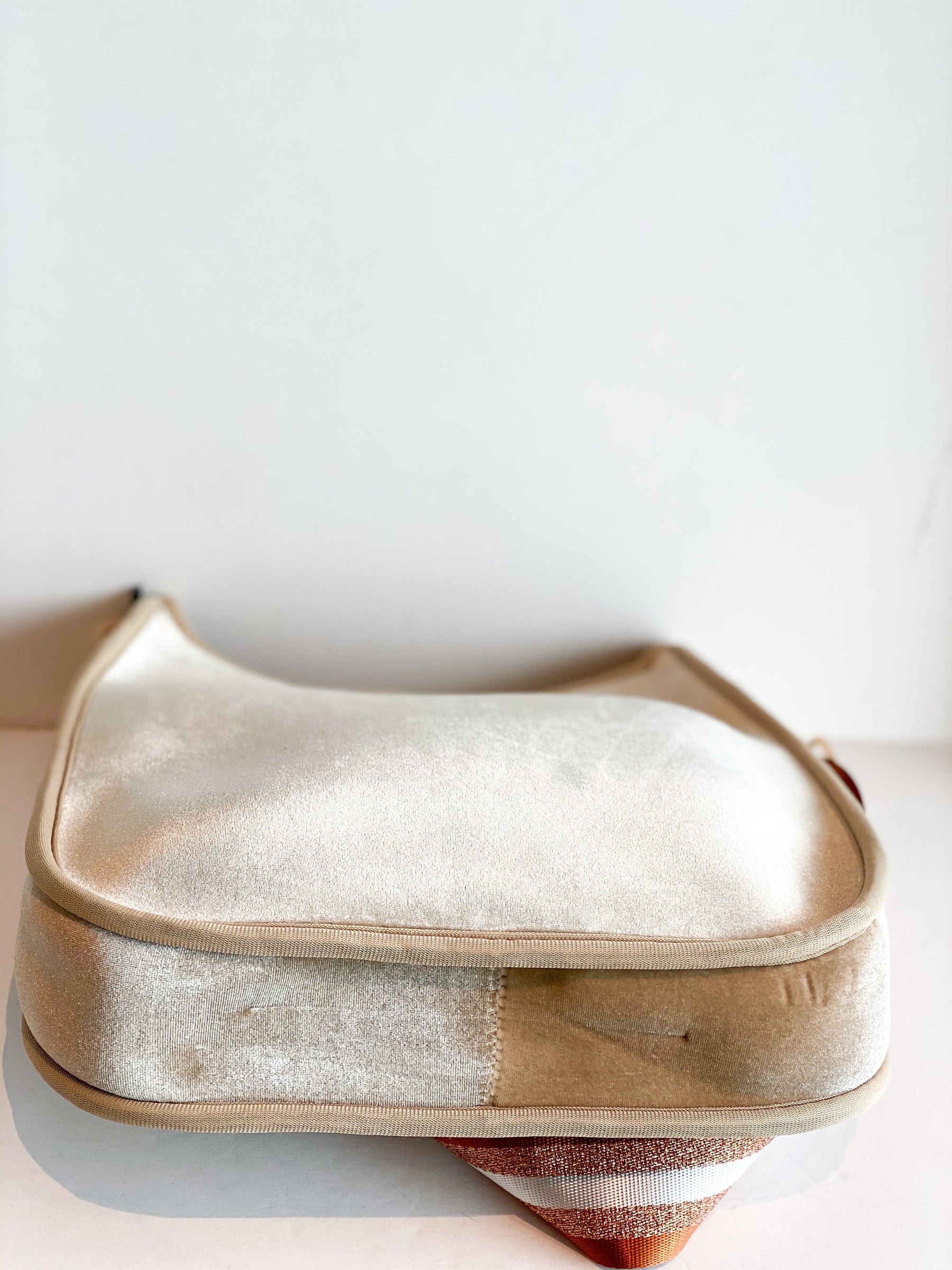 Ahdorned large messenger bag velour gold - bottom