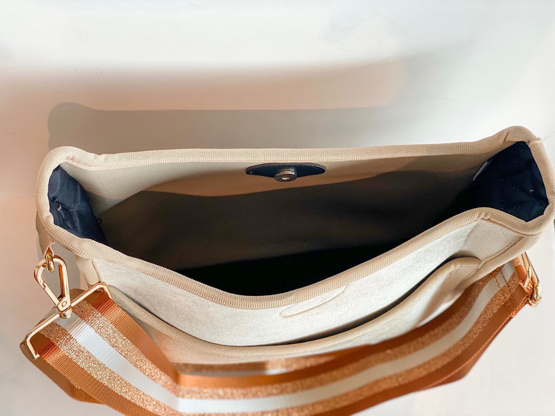 Ahdorned large messenger bag velour gold - inside