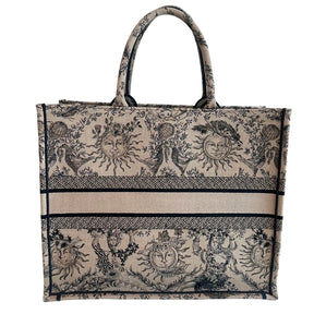 Christian Dior Book Tote

Brown Large Tote&nbsp;

Brown and Black Canvas

Rolled Handles &amp; Dual Shoulder Straps

Embroidered Accent

Open Top