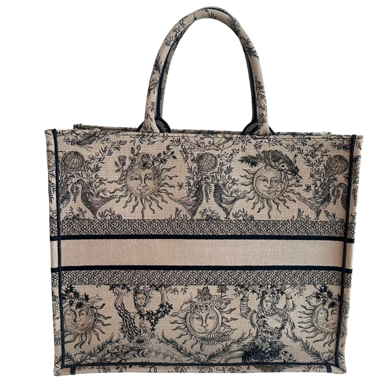 Christian Dior Book Tote

Brown Large Tote&nbsp;

Brown and Black Canvas

Rolled Handles &amp; Dual Shoulder Straps

Embroidered Accent

Open Top