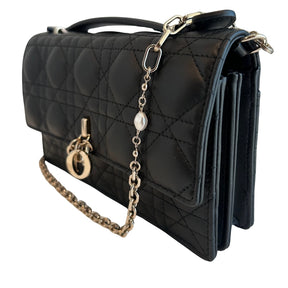 Christian Dior Top Handle&nbsp;

Black Lambskin&nbsp;

Silver-Toned Hardware&nbsp;

Pearls on Chain

Leather Handle

D.I.O.R Charms&nbsp;

Flap Closure&nbsp;