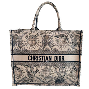 Christian Dior Book Tote

Brown Large Tote&nbsp;

Brown and Black Canvas

Rolled Handles &amp; Dual Shoulder Straps

Embroidered Accent

Open Top