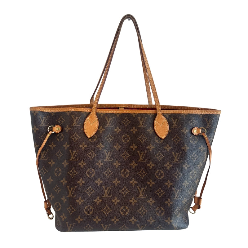 Louis Vuitton Neverfull MM

LV Monogram Print

Brown Coated Canvas&nbsp;

Brown Cowhide Leather&nbsp;

Gold-Toned Hardware

Hook Closure&nbsp;

Red Interior&nbsp;

Pouch Included&nbsp;