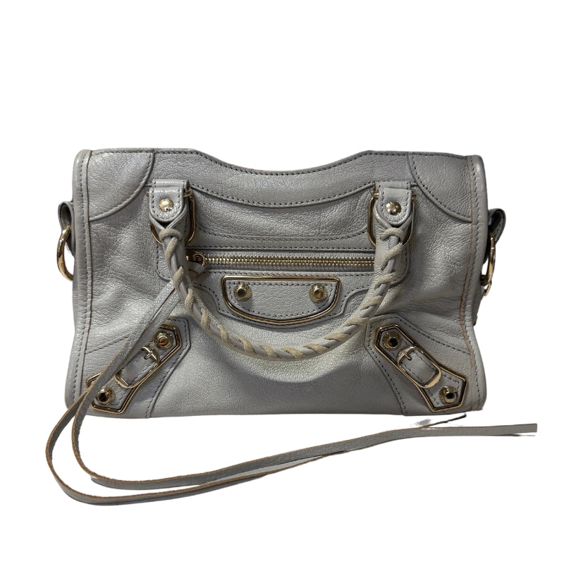 Balenciaga Motorcross Mini&nbsp;

Top Braided Handle&nbsp;

Grey Leather&nbsp;

Rolled Handles&nbsp;

Single Shoulder Strap

Canvas Lining&nbsp;

Single Interior Pocket&nbsp;