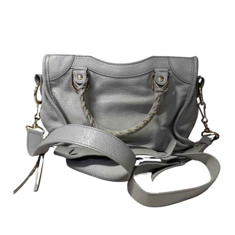 Balenciaga Motorcross Mini&nbsp;

Top Braided Handle&nbsp;

Grey Leather&nbsp;

Rolled Handles&nbsp;

Single Shoulder Strap

Canvas Lining&nbsp;

Single Interior Pocket&nbsp;