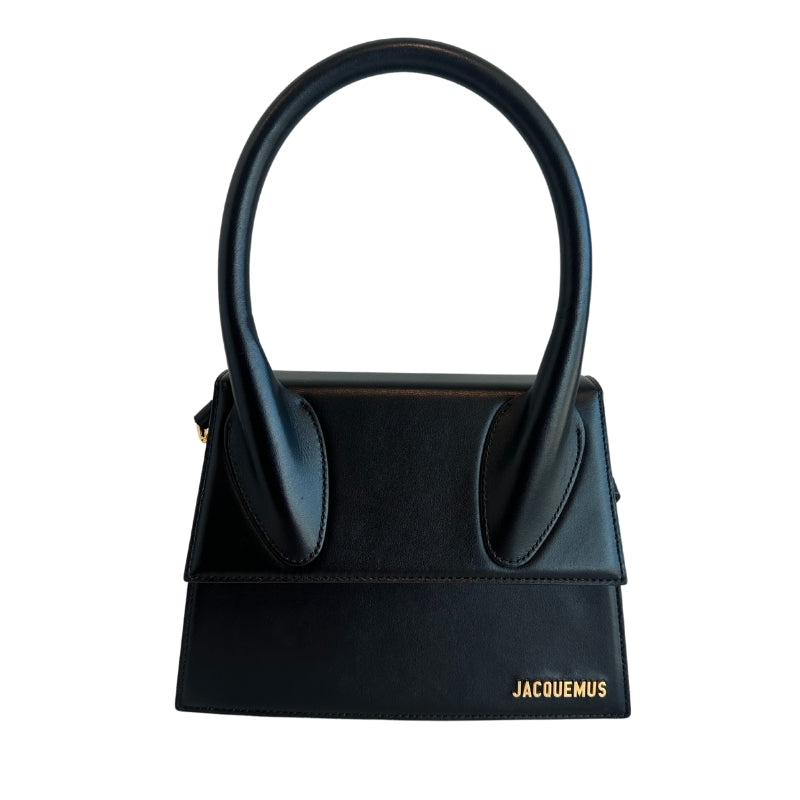 Jacquemus Top Handle Bag

White Leather

Gold Tone Hardware

Rolled Large Top Handle

Detachable Adjustable Shoulder Strap

Single Interior Pocket