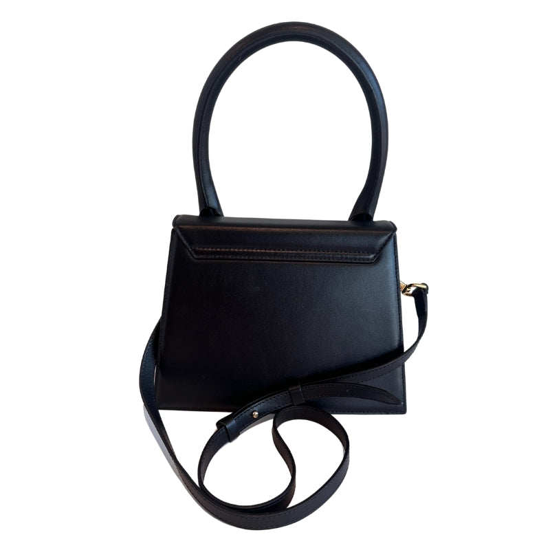 Jacquemus Top Handle Bag

White Leather

Gold Tone Hardware

Rolled Large Top Handle

Detachable Adjustable Shoulder Strap

Single Interior Pocket