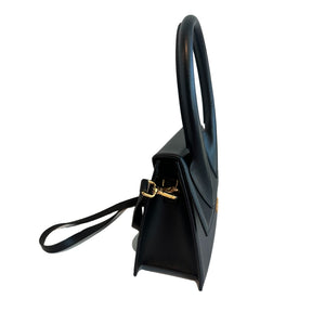 Jacquemus Top Handle Bag

White Leather

Gold Tone Hardware

Rolled Large Top Handle

Detachable Adjustable Shoulder Strap

Single Interior Pocket