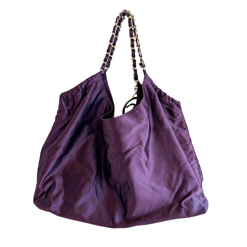 Chanel Coco Cabas XL&nbsp;

Purple Satin&nbsp;

Gold-Toned Hardware

CC Logo Charm&nbsp;

Leather Shoulder Handles

Fabric Lined Interior&nbsp;