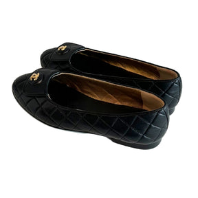 Chanel Quilted Ballet Flats&nbsp;

Size 38.5&nbsp;

Interlocking CC Logo&nbsp;

Quilted Pattern&nbsp;

Round-Toes