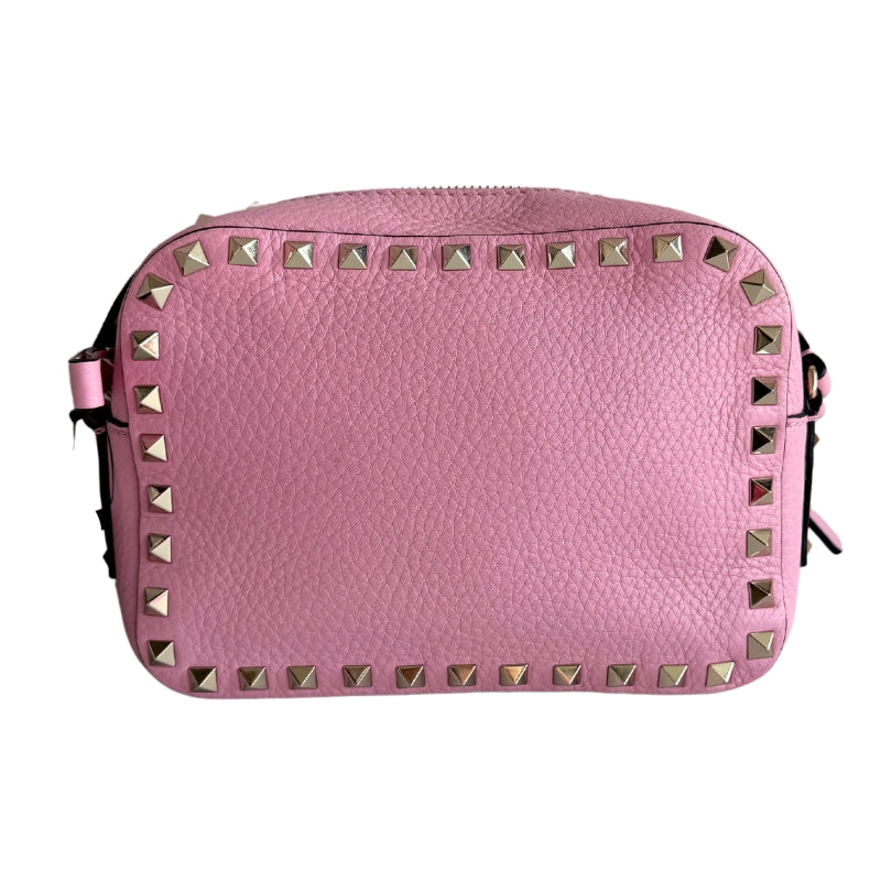 Valentino RockStud Bag&nbsp;

Pink Leather

Camera Crossbody Bag

Suede Interior&nbsp;

Pyramid Stud Detailing&nbsp;

Silver-Toned Hardware