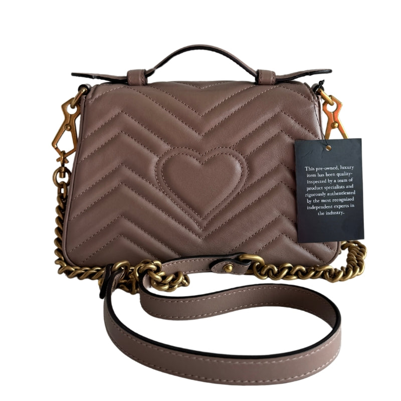 Gucci Marmont Top Handle Bag&nbsp;

Beige Matelassé&nbsp;

Chevron-Quilted Leather&nbsp;

Gold-Toned Hardware

GG Logo

Chain Link Shoulder Strap&nbsp;

Front Crossover Flap&nbsp;