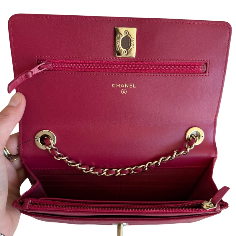 Chanel Wallet on Chain

Raspberry Color

Quilted Lambskin&nbsp;

Gold-Toned Hardware

Shoulder Strap

Front Facing Flap&nbsp;