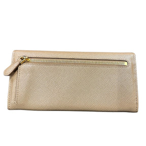 Prada Tan Saffiano Wallet&nbsp;

Card Slots&nbsp;

Large Saffiano Wallet

Snap Closure&nbsp;