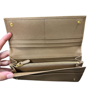 Prada Tan Saffiano Wallet&nbsp;

Card Slots&nbsp;

Large Saffiano Wallet

Snap Closure&nbsp;