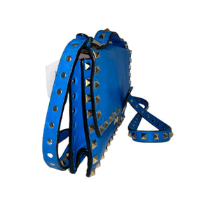 Valentino Rockstud Crossbody

Blue Leather&nbsp;

Front Flap&nbsp;

Silver-Toned Hardware

Crossbody Bag