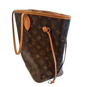 Louis Vuitton Neverfull MM

Beige

Monogram Coated Canvas

Natural Cowhide-Leather Trim

Gold-Toned Hardware

Hook Closure