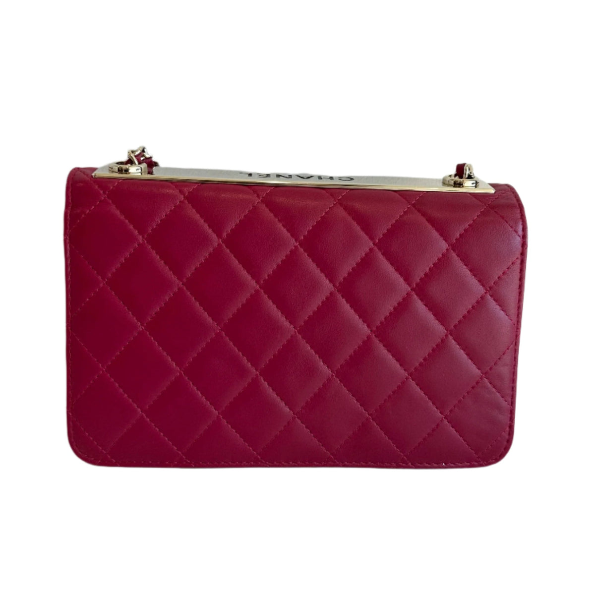 Chanel Wallet on Chain

Raspberry Color

Quilted Lambskin&nbsp;

Gold-Toned Hardware

Shoulder Strap

Front Facing Flap&nbsp;