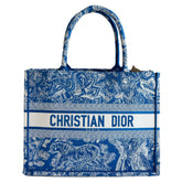 Christian Dior Book Tote&nbsp;

Blue Canvas

Graphic Print

Toile de Jouy

Rolled Handles&nbsp;

Embroidered&nbsp;

Open Top&nbsp;