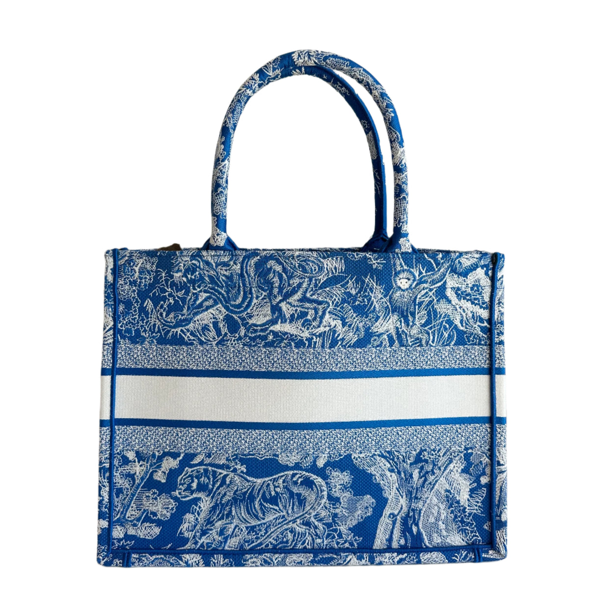 Christian Dior Book Tote&nbsp;

Blue Canvas

Graphic Print

Toile de Jouy

Rolled Handles&nbsp;

Embroidered&nbsp;

Open Top&nbsp;