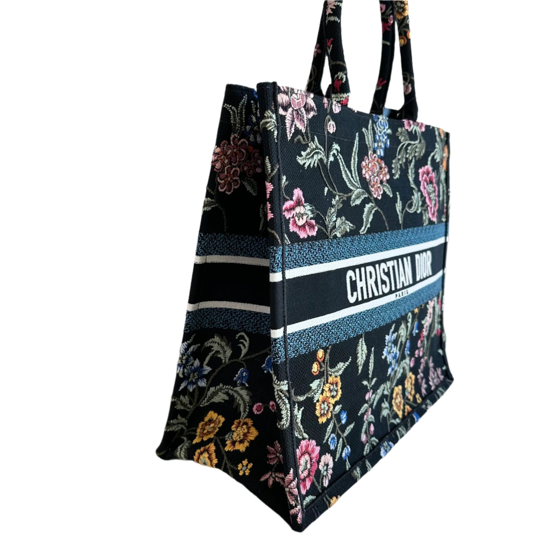 Christian Dior Book Tote&nbsp;

Multicolor Floral Canvas

Black Canvas&nbsp;

Embroidered&nbsp;

Open Top&nbsp;