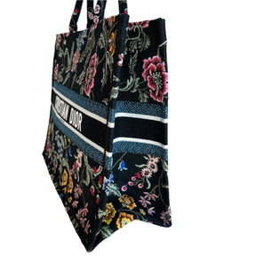 Christian Dior Book Tote&nbsp;

Multicolor Floral Canvas

Black Canvas&nbsp;

Embroidered&nbsp;

Open Top&nbsp;