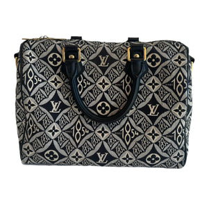 Louis Vuitton 1854 Speedy&nbsp;

Speedy Bandouilere&nbsp;

Black and White Canvas

Black Cowhide Leather Top Handles

Dual Top Handles