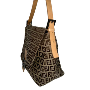 Fendi Zucchino Mama Baguette&nbsp;

Fendi Shoulder Bag

Vintage

Brown Canvas&nbsp;

Zucchino FF Logo&nbsp;&nbsp;

Silver-Toned Hardware

Single Shoulder Strap

Popiln Lining&nbsp;

Single Interior Pocket&nbsp;

Snap Closure